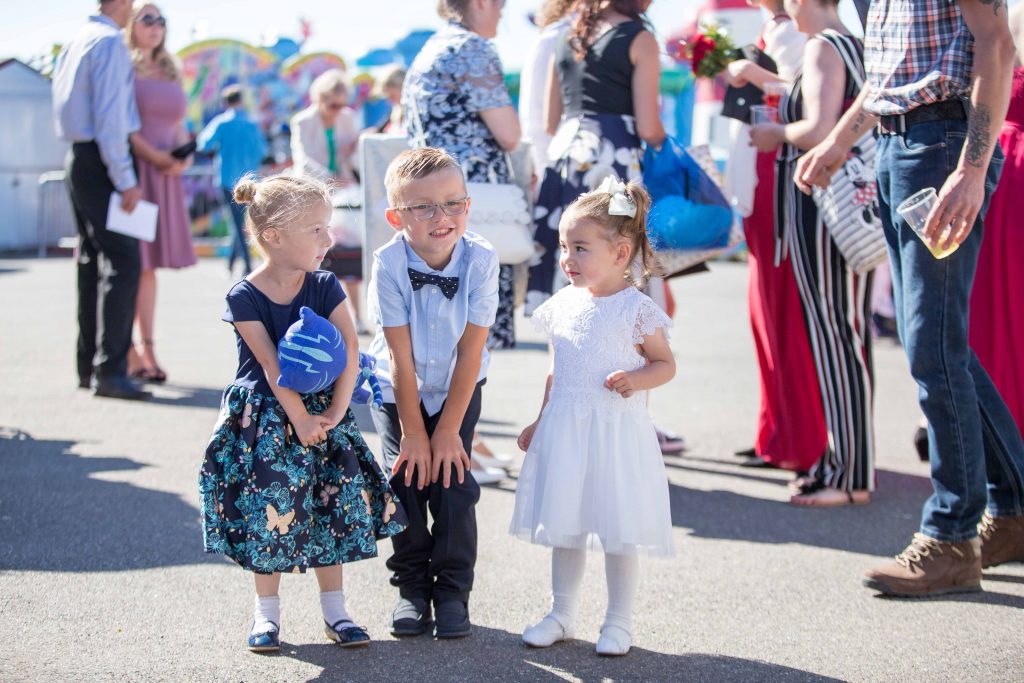 children posing at a wedding