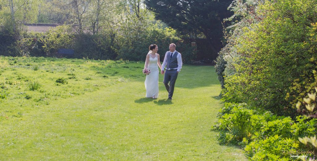 wedding portraits in greyfriars gardens in Canterbury