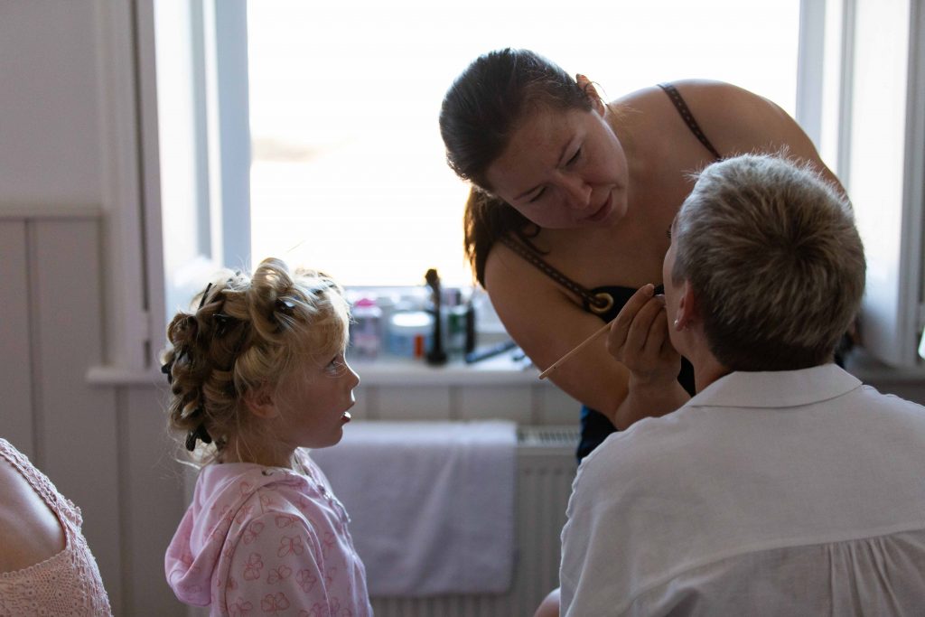bridal prep with young daughter looking on